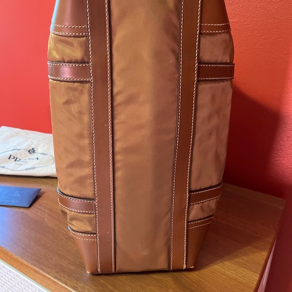 Authentic Prada handbag - Picture 4 of 9
